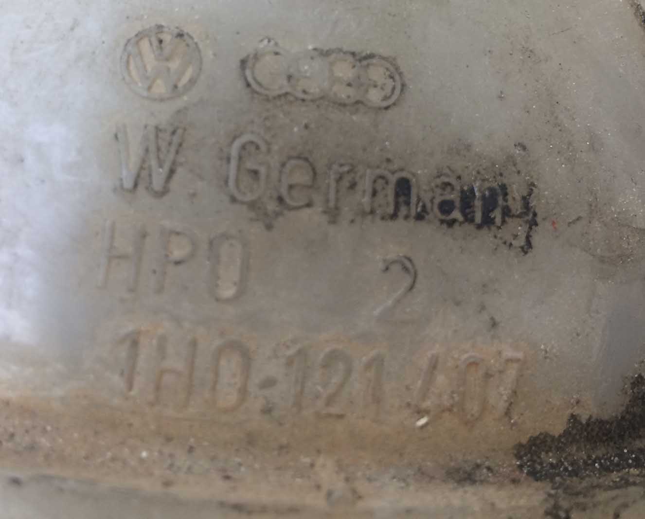 Бачок расширительный Volkswagen Passat B3 1H0121407 - купить в Минске Бачок расширительный Volkswagen Passat B3 1H0121407 - купить в Минске