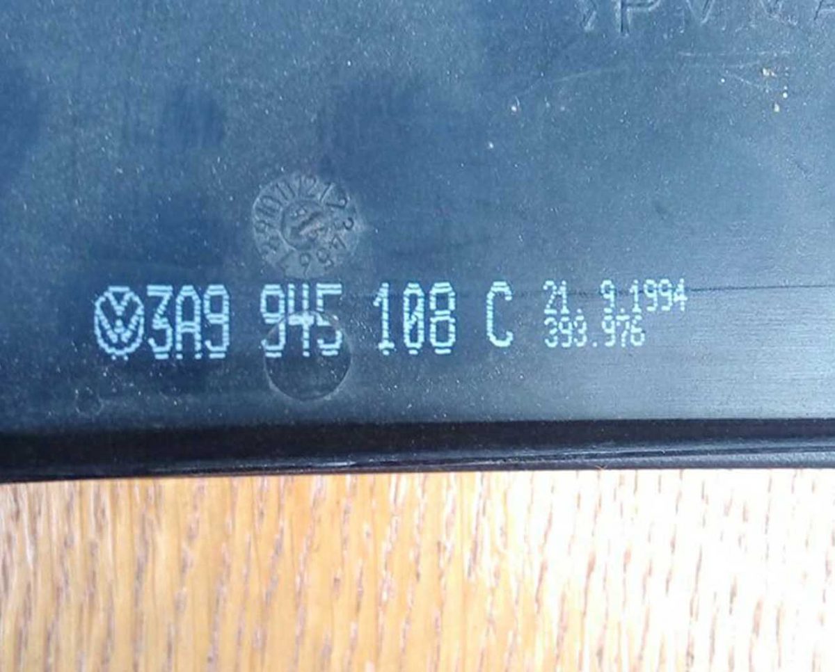 Фонарь задний Volkswagen Passat B4 правый внутренний универсал 3A9945108C - купить в Минске