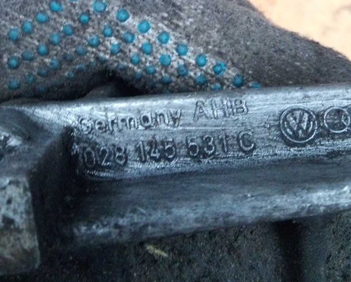 Кронштейн гидроусилителя Volkswagen Golf 3 028145531C - купить в Минске
