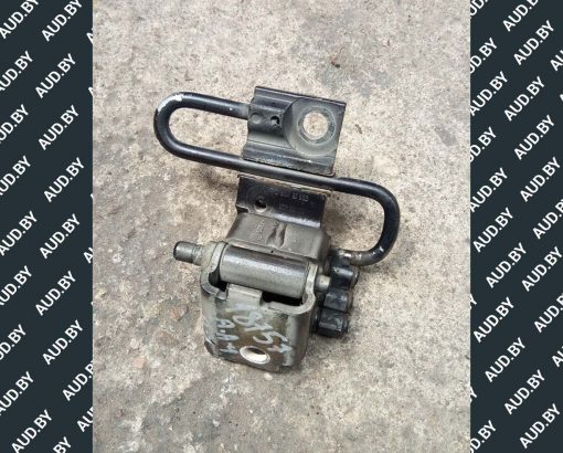 Петля двери Audi A4 B7 передней правой нижняя 8E0831412B - купить в Минске