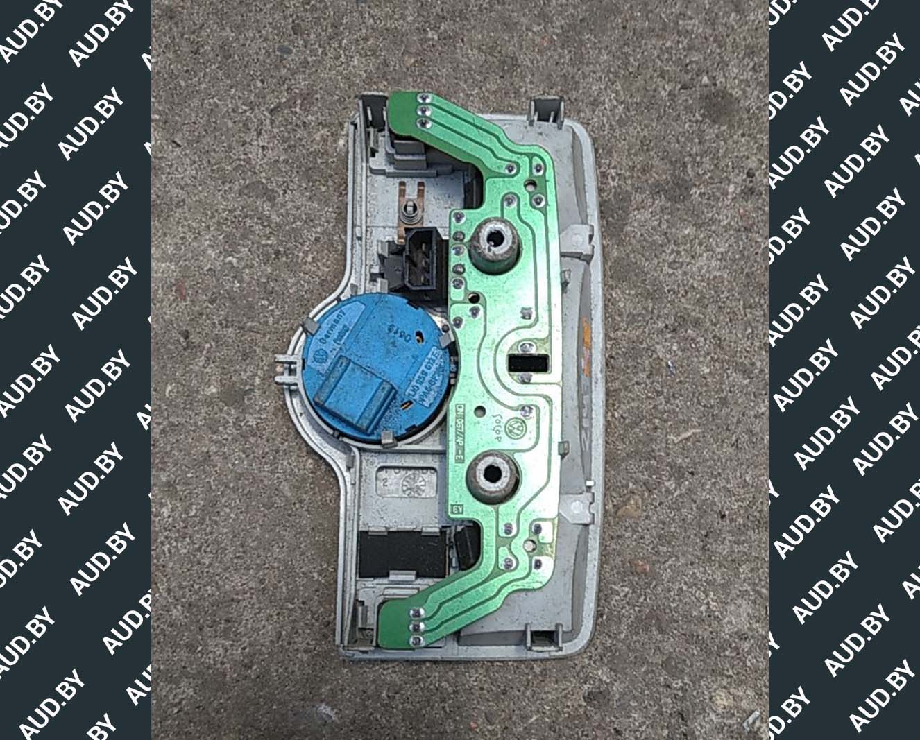 Фонарь салона Volkswagen Golf 4 передний 1J0947105 - купить в Минске Фонарь салона Volkswagen Golf 4 передний 1J0947105 - купить в Минске