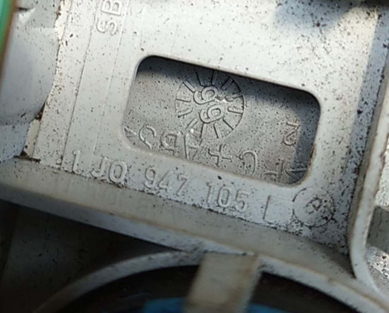 Фонарь салона Volkswagen Golf 4 передний 1J0947105 - купить в Минске Фонарь салона Volkswagen Golf 4 передний 1J0947105 - купить в Минске