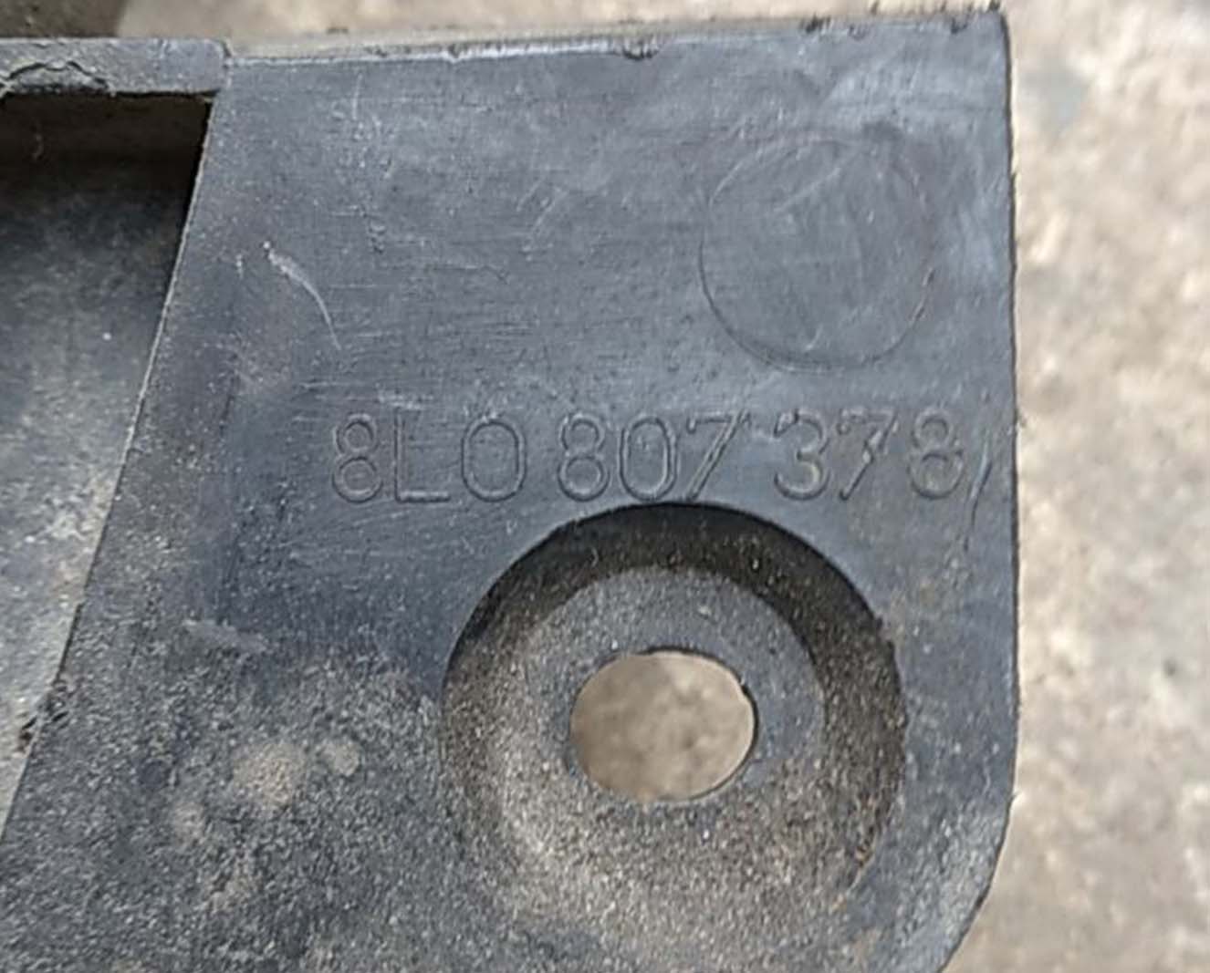 Крепление заднего бампера Audi A3 8L правое 8L0807378 - купить в Минске Крепление заднего бампера Audi A3 8L правое 8L0807378 - купить в Минске